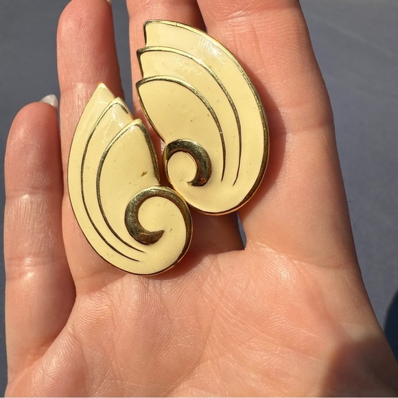Vintage Napier Cream Earrings in Swirl Design with Clip On Screwbacks - Picture 4 of 10